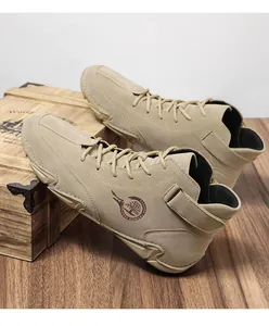 Vue macro de la botte haute en daim kaki avec logo latéral et semelle robuste