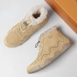 Khaki Wildleder Schneestiefel mit warmem Kunstfellfutter und rutschfester Gummisohle im Detail