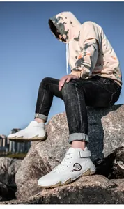 Detail weißer High-Top-Outdoorstiefel mit khakifarbener Gummisohle und Klettverschluss