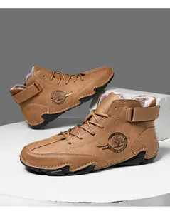 Detail der warmen Herren-Winterstiefel mit dickem grauem Fellfutter und braunem Finish