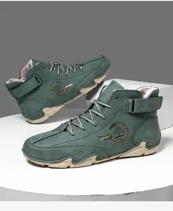 Detailansicht der dunkelgrünen Wildlederboots mit warmem Kunstfellfutter und Schnürung