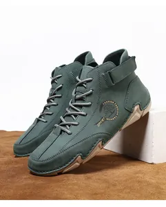 Details von dunkelgrünen Nubuk-Outdoor-Boots mit Klettverschluss und Anti-Rutsch-Sohle