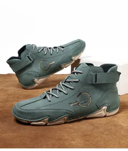 Nahaufnahme der dunkelgrünen Wildleder-Outdoor-Stiefel mit rutschfesten Gummisohlen