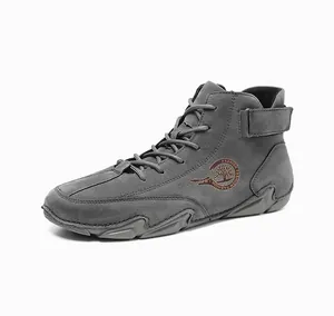 Detailansicht der grauen hohen Nubuk-Stiefel mit Schnürung und Klettverschluss-System