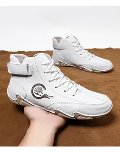 Nahaufnahme der weißen hohen Freizeitschuhe mit Baum-Logo und Klettverschluss-Detail