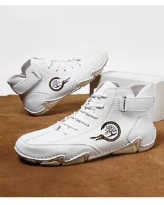 Detailansicht weißer Leder-High-Top-Schuhe mit Fashion-Logo und seitlichem Klettverschluss