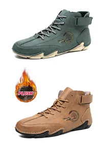 Détail de bottes montantes en cuir doublées de peluche chaude avec logos d'arbres