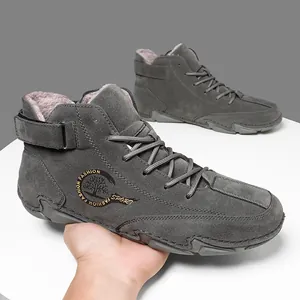 Bottes d'hiver hautes grises avec doublure en fourrure synthétique et semelle plateforme