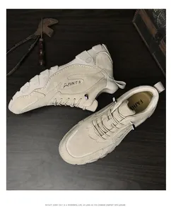 Dettaglio di stivali in pelle beige con cuciture resistenti e suole antiscivolo robuste