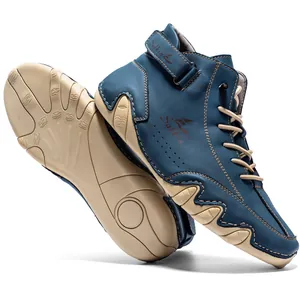 Detailansicht dunkelblauer High-Top-Freizeitschuhe mit gelben Nähten und Gummisohlen