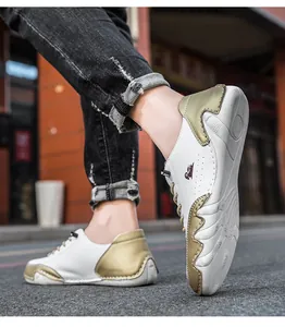 Vue détaillée des chaussures décontractées blanc et olive avec semelles épaisses ondulées