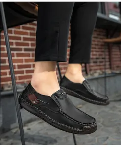 Λεπτομέρεια από μαύρα loafers με λευκές ραφές και σόλα από 100% φυσικό καουτσούκ