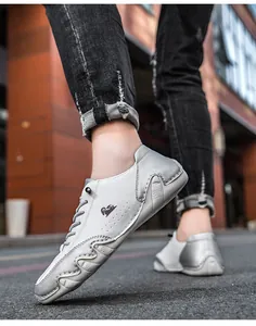 Détails de chaussures décontractées en cuir blanc et argent avec coutures à la main