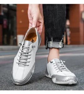 Détail de chaussures décontractées blanc et argent avec cuir métallisé et étiquette AUS