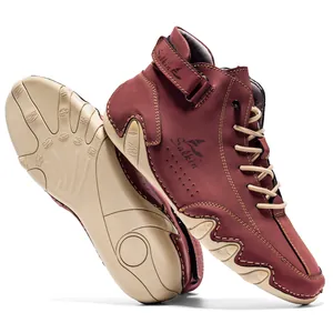Detailansicht weinroter High-Top-Sneaker mit Salkin-Logo und welliger Sohlentextur