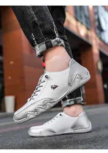 Détail de chaussures décontractées en cuir argent et blanc avec semelle ondulée style poulpe