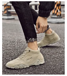 Dettaglio dello stivaletto casual in pelle scamosciata kaki con suola antiscivolo