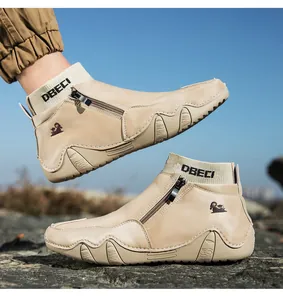 Bottes en cuir kaki avec fermeture éclair latérale et col en maille sur plage rocheuse