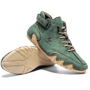 Detailaufnahme dunkelgrüner Mid-Top-Stiefel mit einzigartigen welligen khakifarbenen Sohlen