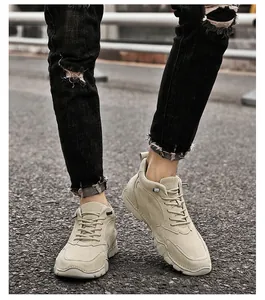 Dettaglio degli stivaletti casual in camoscio kaki con suola antiscivolo resistente
