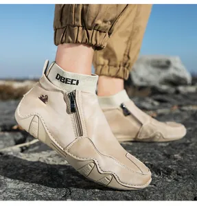 Vue détaillée des bottines kaki montantes avec fermeture éclair et col en maille sur rochers