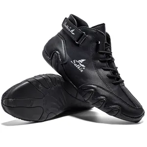 Detailansicht von High-Top-Sneakern aus strukturiertem Stoff mit rutschfester Gummisohle