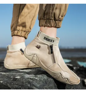 Gros plan de bottines en cuir beige avec fermeture éclair latérale et bord côtelé