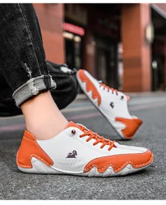 Détail de chaussures de sport en cuir bicolore orange et blanc avec semelle antidérapante