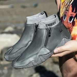 Détail des bottes grises avec fermeture éclair et col en tricot affichant le logo
