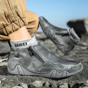 Détail de bottine en cuir à tige haute avec fermeture éclair latérale et semelle grise