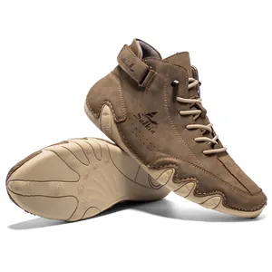 Detailansicht brauner Wildleder-High-Top-Boots mit Klettverschluss und Wellenprofilsohle