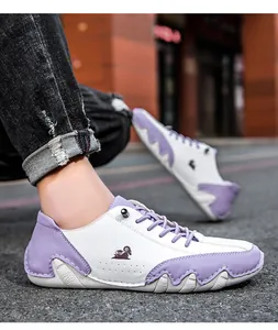 Gros plan de baskets décontractées patchwork blanc et violet avec semelle ondulée