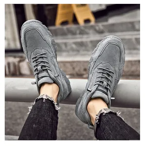 Dettaglio della scarpa casual in camoscio grigio da uomo con etichetta tessuta AUS