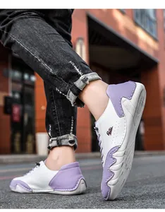 Détail de chaussures décontractées en cuir blanc et lilas avec broderie élégante