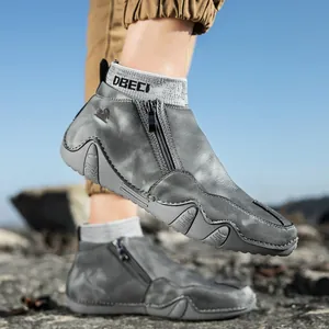 Détail d'une botte grise avec zip latéral, col en tricot et semelle en caoutchouc robuste