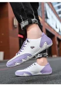 Détail de chaussure décontractée avec cuir lavande et texture de la semelle en caoutchouc