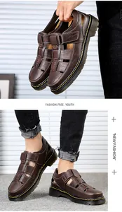 Dettaglio dei sandali in pelle marrone scuro con cucitura gialla e velcro