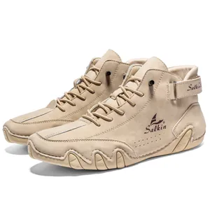 Khaki Wildleder High-Top-Boots mit Salkin-Logo und robuster Gummisohle im Detail