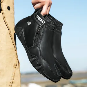 Détail de la texture cuir noir de qualité et zip métallique sur botte d'extérieur homme