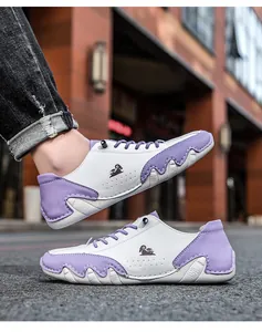 Détail de chaussures décontractées blanc et violet avec logo bélier et semelle vague