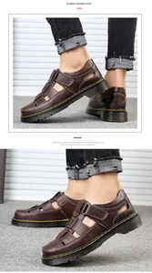 Dettaglio di sandali da uomo in pelle marrone con velcro e cuciture gialle a contrasto