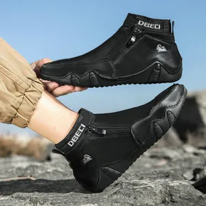 Vue détaillée des bottines d'extérieur en cuir noir avec fermeture éclair et semelle robuste
