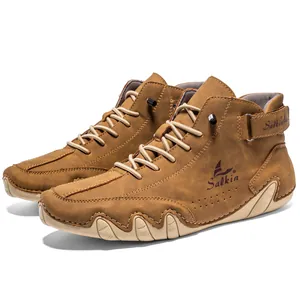 Detail eines braunen High-Top-Casual-Boots mit wellenförmiger Sohle und Salkin-Logo