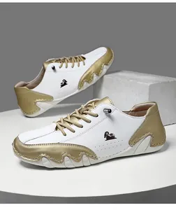 Détails des baskets de mode blanc et or avec logo tête de mouton et finitions métalliques