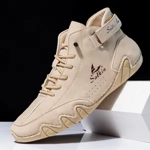 Detailansicht der khakifarbenen High-Top-Freizeitschuhe mit Salkin-Logo und Klettverschluss