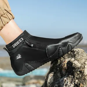 Détail de bottes montantes en cuir noir avec zip latéral et semelle extérieure robuste