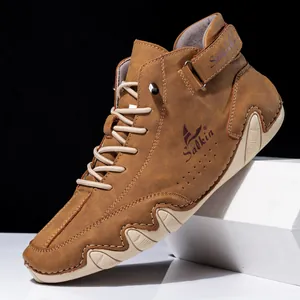Detailansicht brauner High-Top-Freizeitschuhe mit Salkin-Logo und robuster Wellensohle