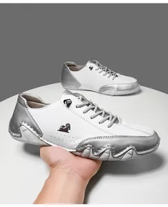 Détail de basket basse blanc et argent avec boucle métal AUS et imprimé animal latéral
