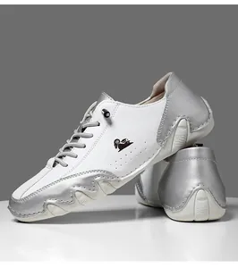 Détail des baskets en cuir blanc avec empiècements argentés et logo tête de bélier