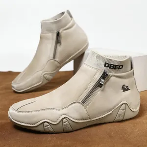 Vue détaillée de bottines en cuir beige pour homme avec fermeture éclair et motif mouton